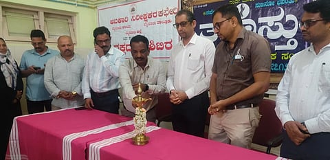 ಸೋಮವಾರಪೇಟೆ ಸರ್ಕಾರಿ ಆಸ್ಪತ್ರೆಯಲ್ಲಿ ನಡೆದ ರಕ್ತದಾನ ಶಿಬಿರಕ್ಕೆ ತಹಸೀಲ್ದಾರ್ ಕೃಷ್ಣಮೂರ್ತಿ ಚಾಲನೆ ನೀಡಿದರು. ಉದಯ್, ಕರುಂಬಯ್ಯ, ಜಮೀರ್ ಇದ್ದರು. 