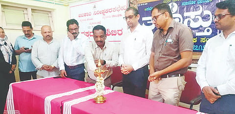  ಸೋಮವಾರಪೇಟೆ ಸರ್ಕಾರಿ ಆಸ್ಪತ್ರೆಯಲ್ಲಿ ನಡೆದ ರಕ್ತದಾನ ಶಿಬಿರಕ್ಕೆ ತಹಸೀಲ್ದಾರ್ ಕೃಷ್ಣಮೂರ್ತಿ ಚಾಲನೆ ನೀಡಿದರು. ಉದಯ್, ಕರುಂಬಯ್ಯ, ಜಮೀರ್ ಇದ್ದರು. 