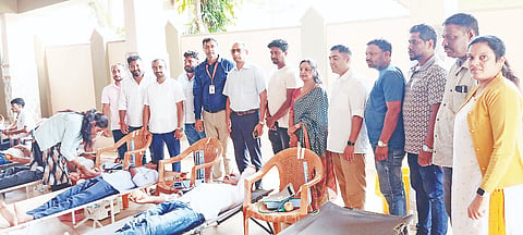 ಸೋಮವಾರಪೇಟೆ ಕೊಡವ ಸಮಾಜದಲ್ಲಿ ಬಿಜೆಪಿ ಯುವಮೋರ್ಚಾ ವತಿಯಿಂದ ಪ್ರಧಾನಿ ನರೇಂದ್ರ ಮೋದಿ ಹುಟ್ಟುಹಬ್ಬದ ಪ್ರಯುಕ್ತ ರಕ್ತದಾನ ಶಿಬಿರ ನಡೆಯಿತು. ಮಹೇಶ್, ಡಾ.ಕರುಂಬಯ್ಯ, ರಕ್ಷಿತ್, ಪ್ರವೀಣ್ ಇದ್ದರು.