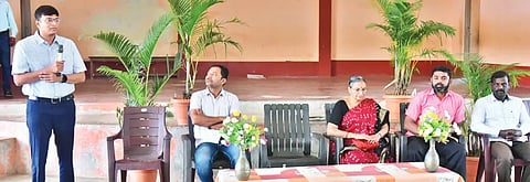 ಶೃಂಗೇರಿ ತಾಲೂಕು ಮೆಣಸೆಯ ಪಿಎಂಶ್ರೀ ಶಾಸಕರ ಮಾದರಿ ಸರ್ಕಾರಿ ಹಿರಿಯ ಪ್ರಾಥಮಿಕ ಶಾಲೆಯಲ್ಲಿ ನಡೆದ ಕಾರ್ಯಕ್ರಮದಲ್ಲಿ ಮುಖ್ಯ ಅರಣ್ಯ ಸಂರಕ್ಷಣಾಧಿಕಾರಿ ಪ್ರಬುದ್ಧ ಮಾತನಾಡಿದರು. ಅರುಣ್, ಉಷಾ, ಸಂಧ್ಯಾ ಮರಿಯಪ್ಪ ಇದ್ದರು