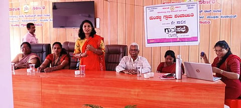 ದುಂಡಳ್ಳಿಯಲ್ಲಿ ಬುಧವಾರ ಹಮ್ಮಿಕೊಂಡಿದ್ದ ಗ್ರಾಮಸಭೆಯಲ್ಲಿ ನೋಡಲ್ ಅಧಿಕಾರಿ ಮಿಲನಾ ಭರತ್ ಮಾತನಾಡಿದರು.  ಅಧ್ಯಕ್ಷೆ ಭವಾನಿ ಗುರುಪ್ರಸನ್ನ, ಪಿಡಿಒ ಆಯಿಷಾ, ಉಪಾಧ್ಯಕ್ಷೆ ಗೋಪಿಕಾ ಇತರರು ಹಾಜರಿದ್ದರು. 