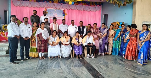 ಹೊಸಕೋಟೆ ತಾಲೂಕು ದೇವಲಾಪುರ ಸರ್ಕಾರಿ ಸ್ವತಂತ್ರ ಪದವಿಪೂರ್ವ ಕಾಲೇಜಿನ ಸಾಂಸತಿಕ ಸಮಾರೋಪದಲ್ಲಿ ಪ್ರತಿಭಾವಂತ ವಿದ್ಯಾರ್ಥಿಗಳನ್ನು ಸನ್ಮಾನಿಸಲಾಯಿತು. ಪ್ರಾಂಶುಪಾಲೆ ತ್ರಿವೇಣಿ, ಕಾಲೇಜು ಉಪಾಧ್ಯಕ್ಷ ಮಂಜುನಾಥ್​, ಡಾ.ಉಮೇಶ್​ ಬೇವಿನಹಳ್ಳಿ, ಉಪನ್ಯಾಸಕರಾದ ಬೀರೆಗೌಡ, ಬಿ.ಎಸ್​.ಅಂಗಡಿ, ನಂದಿನಿ ಇತರರು ಇದ್ದರು.