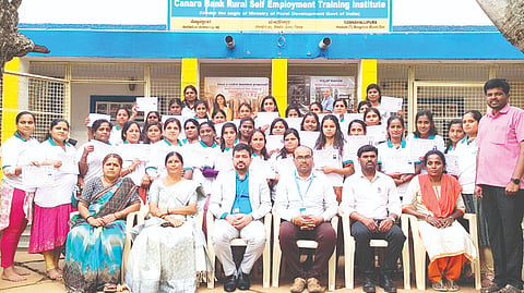 ಸೂಲಿಬೆಲೆ ಹೋಬಳಿ ಸೊಣ್ಣಹಳ್ಳಿಪುರ ಕೆನರಾ ಬ್ಯಾಂಕ್​ ಸ್ವ ಉದ್ಯೋಗ ತರಬೇತಿ ಕೇಂದ್ರದಲ್ಲಿ ಬ್ಯೂಟಿ ಪಾರ್ಲರ್​ ತರಬೇತಿ ಶಿಬಿರದ ಸಮಾರೋಪದಲ್ಲಿ ಉಪ ಪ್ರಬಂಧಕ ಕೃಷ್ಣಚೈತನ್ಯ ರೆಡ್ಡಿ ಶಿಬಿರಾರ್ಥಿಗಳಿಗೆ ಪ್ರಮಾಣ ಪತ್ರ ವಿತರಿಸಿದರು. ನಿರ್ದೇಶಕ ರವಿ, ಗ್ರಾಪಂ ಮಾಜಿ ಅಧ್ಯಕ್ಷೆ ಭಾರತಿ ದೇವರಾಜ್​ ಇತರರು ಇದ್ದರು.