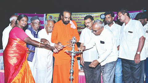 ಧಡೇರಕೊಪ್ಪದಲ್ಲಿ ಹಮ್ಮಿಕೊಂಡಿದ್ದ ರೇಣುಕಾ ದೇವಿ ಆಂಗ್ಲ ಮಾಧ್ಯಮ ಪೂರ್ವ ಪ್ರಾಥಮಿಕ ಶಾಲೆಯ ವಾರ್ಷಿಕ ಸ್ನೇಹ ಸಮ್ಮೇಳನವನ್ನು ಅಭಿನವ ನಾಗಲಿಂಗ ಸ್ವಾಮೀಜಿ ಉದ್ಘಾಟಿಸಿದರು. ಗೋವಿಂದಗೌಡ ತಿಪರಾಶಿ, ರೇವಣಸಿದ್ದಪ್ಪ ನಂದೆನ್ನವರ, ಮಾರುತಿ ಶಿಂಧೆ, ಬಿ.ಕೆ.ಹೊಂಗಲ, ಲಕ್ಷ್ಮೀ ಶಿಂಧೆ, ಪರಮೇಶ್ವರ ನಾಗನೂರ ಇತರರಿದ್ದರು.