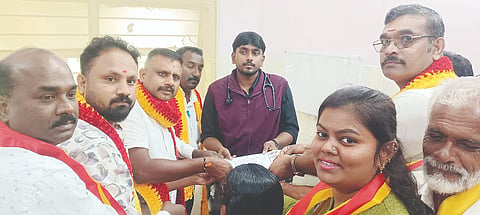 ಸಿದ್ದಾಪುರ ಸಮಯದಾಯ ಆರೋಗ್ಯ ಕೇಂದ್ರದಲ್ಲಿನ ಸಮಸ್ಯೆಗಳನ್ನು ಬಗೆಹರಿಸುವಂತೆ ಒತ್ತಾಯಿಸಿ ಕರವೇ ಸ್ವಾಭಿಮಾನಿ ಬಣದ ವತಿಯಿಂದ ವೈದ್ಯಾಧಿಕಾರಿಗೆ ಮನವಿ ಸಲ್ಲಿಸಲಾಯಿತು. ಸುರೇಶ್ ನೆಲ್ಲಿಕಲ್, ಸಜಿಲ್ ಕುಮಾರ್, ನಂದಿನಿ, ಹರೀಶ್ ಇತರರು ಇದ್ದರು.