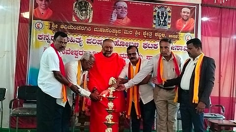 ಹೋಬಳಿಯ ಕಬ್ಬಳಿಯಲ್ಲಿ ಕನ್ನಡ ಸಾಹಿತ್ಯ ಪರಿಷತ್ ಹೋಬಳಿ ಘಟಕ ಹಾಗೂ ಬಸವೇಶ್ವರ ಸ್ವಾಮಿ ಆಂಗ್ಲ ಮಾಧ್ಯಮ ಶಾಲೆ ಸಹಯೋಗದಲ್ಲಿ ಶಾಲಾ ಆವರಣದಲ್ಲಿ ಆಯೋಜಿಸಿದ್ದ ಪ್ರತಿಭಾ ಪುರಸ್ಕಾರ ಕಾರ್ಯಕ್ರಮವನ್ನು ಶಂಭುನಾಥ ಸ್ವಾಮೀಜಿ ಉದ್ಘಾಟಿಸಿದರು