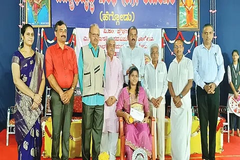 ಕುವೆಂಪು ವಿವಿಯಲ್ಲಿ ಆರನೇ ರ‌್ಯಾಂಕ್ ಪಡೆದ ಬಿಕಾಂ ವಿದ್ಯಾರ್ಥಿನಿ ಮೇಘನಾ ಅವರನ್ನು ಸನ್ಮಾನಿಸಲಾಯಿತು. ಡಾ. ಧನಂಜಯ ಸರ್ಜಿ, ನಟರಾಜ್ ಭಾಗವತ್, ನಾಗರಾಜ್ ಸಭಾಹಿತ್ ಇತರರಿದ್ದರು.