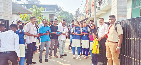 ಎಸ್‌ಎಸ್‌ಎಲ್‌ಸಿ ಪರೀಕ್ಷೆ ಬರೆಯಲು ಪರೀಕ್ಷಾ ಕೆಂದ್ರಕ್ಕೆ ಆಗಮಿಸಿದ ವಿದ್ಯಾರ್ಥಿಗಳಿಗೆ ತಹಸೀಲ್ದಾರ್ ಶ್ರೀಧರ್ ಕಂಕನವಾಡಿ, ಕ್ಷೇತ್ರ ಶಿಕ್ಷಣಾಧಿಕಾರಿ ಭಾಗ್ಯಮ್ಮ ಗುಲಾಬಿ ಹೂ ಹಾಗೂ ಪೆನ್ನು ನೀಡಿ ಶುಭ ಕೋರಿದರು.