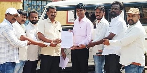 ಶಾಂತಪುರ ಕ್ರಾಸ್​ ಬಳಿ ರಸ್ತೆ ಅಗಲೀಕರಣಕ್ಕೆ ಆಗ್ರಹಿಸಿ ಭಾನುವಾರ ಹಮ್ಮಿಕೊಳ್ಳುವ ರಾಷ್ಟ್ರೀಯ ಹೆದ್ದಾರಿ ಬಂದ್​ ಹಾಗೂ ರಸ್ತಾರೋಖೋ ಚಳುವಳಿಗೆ ಅನುಮತಿ ನೀಡುವಂತೆ ಸಾಮೂಹಿಕ ಸಂಟನೆಗಳ ಮುಖಂಡರು ಶನಿವಾರ ತಹಸೀಲ್ದಾರ್​ ಹುಸೇನ್​ಸಾಬ್​ ಸರ್ಕಾವಸ್​ ಅವರಿಗೆ ಮನವಿಪತ್ರ ಸಲ್ಲಿಸಿದರು. ಗಂಗಾಧರ ನಾಯಕ, ರತ್ನರಾಜ ಶಾಲಿಮನಿ, ಅಯ್ಯಣ್ಣ ಹಾಲಭಾವಿ, ಸಂಜೀವನಾಯಕ, ಮಲ್ಲಿಕಾರ್ಜುನ ಬೇವಿನಹಳ್ಳಿ, ದೇವಿಂದ್ರಪ್ಪ ಮೇಟಿ, ಶರಣು ಮಕಾಶಿ, ದೇವರಾಜ ಗಿರಣಿ ಇತರರಿದ್ದರು.