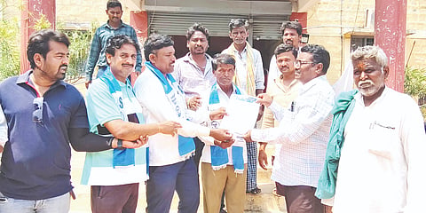 ಕಕ್ಕೇರಾ ಪಟ್ಟಣಕ್ಕೆ ಮೂಲಭೂತ ಸೌಲಭ್ಯ ಕಲ್ಪಿಸುವಂತೆ ಆಗ್ರಹಿಸಿ ಅಂಬೇಡ್ಕರ್​ ಸ್ವಾಭಿಮಾನಿ ಸೇನೆ ತಾಲೂಕು ಸಮಿತಿ ಪದಾಧಿಕಾರಿಗಳು ಪುರಸಭೆ ಮುಖ್ಯಾಧಿಕಾರಿಗೆ ಮನವಿಪತ್ರ ಸಲ್ಲಿಸಿದರು. ಬಸವರಾಜ ಹೊಸಮನಿ, ಸಂಗಣ್ಣ ಅಡಗಲ್​, ತಿಪ್ಪಣ್ಣ ಜಂಪಾ, ಅಯೂಬ್​, ನಾಗರಾಜ ಚನ್ನಪಟ್ಟಣ ಇತರರಿದ್ದರು.