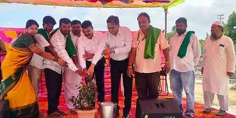 ಕನಕಪುರ ತಾಲೂಕಿನ ಕೋಡಿಹಳ್ಳಿ ಸರ್ಕಾರಿ ಆದರ್ಶ ಶಾಲೆಯಲ್ಲಿ ಹಮ್ಮಿಕೊಂಡಿದ್ದ ವಿದ್ಯಾರ್ಥಿಗಳಿಗೆ ಉಚಿತವಾಗಿ ನೋಟ್ ಪುಸ್ತಕ ಮತ್ತು ಬ್ಯಾಗ್ ವಿತರಣೆ ಸಮಾರಂಭಕ್ಕೆ ಅಂಥಮ್ ಬಯೋಸೈನ್ಸ್ ಸಹ ಸಂಸ್ಥಾಪಕ ರವೀಂದ್ರ ಕೆ.ಪಿ ನಿವೃತ್ತ ಪರಿಸರ ಅಧಿಕಾರಿ ಸಿ.ಆರ್.ಮಂಜುನಾಥ್ ಮುಂತಾದವರು ಚಾಲನೆ ನೀಡಿದರು.
