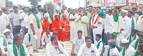 ರೈತ ಸಂಘ ಮತ್ತು ಹಸಿರು ಸೇನೆಯಿಂದ ಜೇವರ್ಗಿಯಲ್ಲಿ ಮಂಗಳವಾರ ರಸ್ತೆ ಸಂಚಾರ ತಡೆ ನಡೆಸಿದವರ ಜತೆ ತಹಸೀಲ್ದಾರ್​ ಅಂಜುಂ ತಬಸ್ಸುಮ್​ ಮಾತನಾಡಿದರು. ನೆಲೋಗಿ, ಕಡಕೋಳ, ಚಿಗರಳ್ಳಿ ಶ್ರೀಗಳು ಹಾಗೂ ಮಹಾಂತಗೌಡ ನಂದಿಹಳ್ಳಿ, ಪ್ರಶಾಂತ ಪಾಟೀಲ ಜೈನಾಪುರ ಇದ್ದರು.