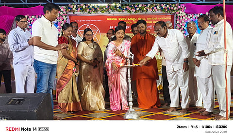  ಶಹಾಬಾದ್​ನ ಹಳೆ ಶಹಾಬಾದ್​ ಬಡಾವಣೆಯಲ್ಲಿ ಹಮ್ಮಿಕೊಂಡಿದ್ದ ಬಸವ ಜಯಂತಿ ಉತ್ಸವವನ್ನು ಜಯಶ್ರೀ ಮತ್ತಿಮಡು ಉದ್ಘಾಟಿಸಿದರು. ಶ್ರೀ ಸಿದ್ಧಲಿಂಗ ಸ್ವಾಮೀಜಿ, ಸಂಜಯ ಮಾಕಲ್​, ಮರಿಯಪ್ಪ ಹಳ್ಳಿ, ಬಸವರಾಜ ಪಾಟೀಲ ಇತರರು ಇದ್ದರು. 