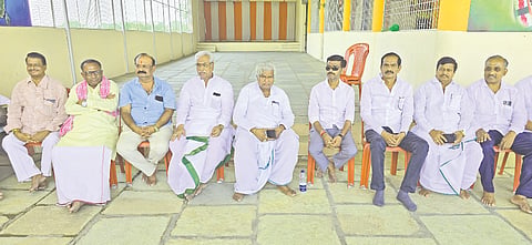 ಚಿತ್ತಾಪುರದ ಶರಣಬಸವೇಶ್ವರ ದೇವಸ್ಥಾನದಲ್ಲಿ ಅಖಿಲ ಭಾರತ ವೀರಶೈವ ಲಿಂಗಾಯತ ಮಹಾಸಭಾದಿಂದ ಶನಿವಾರ ಹಮ್ಮಿಕೊಂಡಿದ್ದ ಸಭೆಯಲ್ಲಿ ಲಿಂಗಾರೆಡ್ಡಿ ಭಾಸರೆಡ್ಡಿ, ನಾಗರಾಜ ಭಂಕಲಗಿ, ರಮೇಶ ಮರಗೋಳ, ಶಿವಲಿಂಗಪ್ಪ ವಾಡೇದ, ಬಸವರಾಜ ಪಾಟೀಲ್​ ಇದ್ದರು.