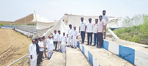 ಜೇವರ್ಗಿ ತಾಲೂಕು ಕ್ರೀಡಾಂಗಣಕ್ಕೆ ಮಾಜಿ ಶಾಸಕ ದೊಡ್ಡಪ್ಪಗೌಡ ಪಾಟೀಲ್​ ನರಿಬೋಳ ಭೇಟಿ ನೀಡಿ ಕುಸಿದು ಬಿದ್ದಿರುವ ಪೆವಿಲಿಯನ್​ ಛಾವಣಿಯನ್ನು ಪರಿಶೀಲಿಸಿದರು. ರೌಫ್​ ಹವಾಲ್ದಾರ್​, ಸಾಯಬಣ್ಣ ದೊಡ್ಡಮನಿ, ಶಿವರಡ್ಡಿ ಹಾಲ್ಗಡ್ಲಾ,  ಗುರುಲಿಂಗಪ್ಪಗೌಡ ಮಾಲಿಪಾಟೀಲ್​ ಇದ್ದರು. 