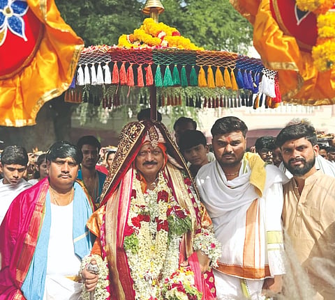 ನಾಲವಾರದ ಕೋರಿಸಿದ್ಧೇಶ್ವರ ಮಠದಲ್ಲಿ ಭಕ್ತರ ಹರಕೆಯ ತನಾರತಿ ಮಹೋತ್ಸವದಲ್ಲಿ ಪೀಠಾಧಿಪತಿ ಶ್ರೀ  ಡಾ.ಸಿದ್ಧತೋಟೆಂದ್ರ ಶಿವಾಚಾರ್ಯರು ಸಾಂಪ್ರಾದಾಯಿಕ ಉಡುಪಿನಲ್ಲಿ ಭಾಗಿಯಾದರು.