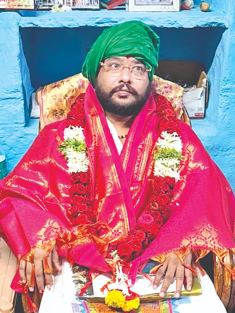 ಶಹಾಬಾದ್​ ನಿಜಾಮ ಬಜಾರ್​ನ ಶ್ರೀ ಸದ್ಗುರು ಸದಾಶಿವ ಬೆಂಕಿತಾತಾ ಮಠದಲ್ಲಿ ಕಿರಿಯ ಪೂಜ್ಯ ಶ್ರೀ ಸದ್ಗುರು ಮಂಗಲಸಿಂಗ್​ ಬೆಂಕಿತಾತಾ ಅವರು ಅಧಿಕಾರ ವಹಿಸಿಕೊಂಡರು. 