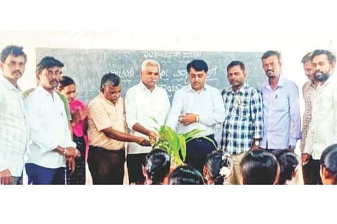 ಅಳವಂಡಿ ಶ್ರೀ ಸಿದ್ಧೇಶ್ವರ ಪದವಿ ಪೂರ್ವ ಕಾಲೇಜನಲ್ಲಿ ದ್ವಿತೀ ಪಿಯುಸಿ ವಿದ್ಯಾರ್ಥಿಗಳಿಗೆ ಪರೀಕ್ಷಾ ಸಿದ್ಧತಾ ಪೂರ್ವ ತಯಾರಿ ಕಾರ್ಯಾಗಾರವನ್ನು ಸಸಿಗೆ ನೀರು ಹಾಕಿ ಚಾಲನೆ ನೀಡಲಾಯಿತು. ಪ್ರಮುಖರಾದ  ಪ್ರಕಾಶ ಸ್ವಾಮಿ ಇನಾಮದಾರ, ಡಿ.ಜಿ.ಲಕ್ಕನಗೌಡರ, ಗುರುರಾಜ ಹಂಚಿನಾಳ, ಪೀರ ಸಾಹೇಬ ತಪ್ಪಡಿ ಇತರರಿದ್ದರು.