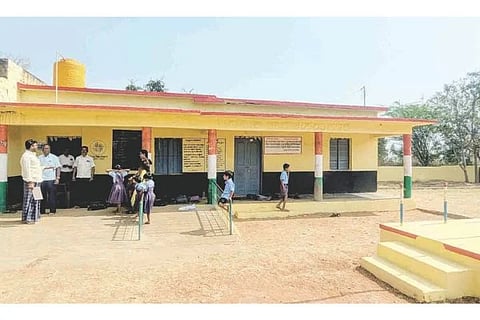 ಕೇಸಲಾಪುರ ಶಾಲೆಗೆ ಬಣ್ಣ ಹಚ್ಚಿರುವುದು.
