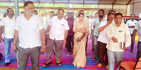ಗುಂಡ್ಲುಪೇಟೆಯಲ್ಲಿ ಸಿಎಂ ಕಾರ್ಯಕ್ರಮದ ವೇದಿಕೆ ಸಿದ್ಧತೆಯನ್ನು ಜಿಲ್ಲಾಧಿಕಾರಿ ಶ್ರೀರೂಪಾ ಹಾಗೂ ಶಾಸಕ ಗಣೇಶ್ ಪ್ರಸಾದ್ ಅಧಿಕಾರಿಗಳೊಂದಿಗೆ ವೀಕ್ಷಿಸಿದರು.