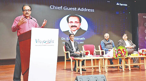 ನಗರದ ಜೆಎಸ್‌ಎಸ್ ಫಾರ್ಮಸಿ ಕಾಲೇಜಿನಲ್ಲಿ ಆಯೋಜಿಸಿದ್ದ ಕಾರ್ಯಕ್ರಮದಲ್ಲಿ ದೇಶಿಯವಾಗಿ ನಿರ್ಮಿತ ‘ಫೆಮ್ಟೋ ’ (ಎಫ್‌ಇಎಂಟಿಒ) ಅನ್ನು ಬಿಡುಗಡೆಗೊಳಿಸಿ ಡಾ.ಎಸ್.ಸೋಮನಾಥ್ ಮಾತನಾಡಿದರು. ಶ್ರೀನಿವಾಸ್ ವರದರಾಜನ್, ಡಾ.ಬಿ.ಸುರೇಶ್, ಸಂಜೀವ್‌ಕುಮಾರ್ ಗುಪ್ತಾ ಇದ್ದರು.