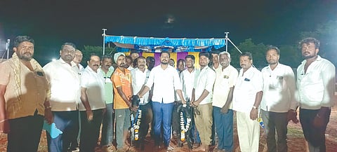 ಬೆನಕಟ್ಟಿಯಲ್ಲಿ ಹೊನಲು ಬೆಳಕಿನ ಟಗರಿನ ಕಾಳಗವನ್ನು ಶ್ರೇಯಸ್​ ಮಾಮನಿ ಉದ್ಘಾಟಿಸಿದರು. ಎ.ಐ.ಶಿರಸಂಗಿ, ಹನುಮಂತ ಮುರಗೋಡ ಇತರರಿದ್ದರು.