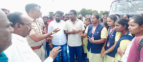 ಬಾಗೇಪಲ್ಲಿ ಪಟ್ಟಣ ಹೊರವಲಯದ ರಾಷ್ಟ್ರೀಯ ಹೆದ್ದಾರಿ 44 ರಲ್ಲಿರುವ ಪರಗೋಡು ಗ್ರಾಮದ ಬಳಿ ಬಸ್​ ವ್ಯವಸ್ಥೆ ಕಲ್ಪಿಸುವಂತೆ ಒತ್ತಾಯಿಸಿ ವಿದ್ಯಾರ್ಥಿಗಳು ರಸ್ತೆ ತಡೆ ನಡೆಸಿ ಅಧಿಕಾರಿಗಳೊಂದಿಗೆ ಮಾತನಾಡಿದರು.ಬಾಗೇಪಲ್ಲಿ ಟಕ ವ್ಯವಸ್ಥಾಪಕ ಶ್ರೀನಿವಾಸ ಮೂರ್ತಿ, ಪೊಲೀಸ್​ ವೃತ್ತ ನೀರೀಕ್ಷಕ ಅಜಯ್​ ಸಾರಥಿ ಮತ್ತಿತರರು ಇದ್ದರು.