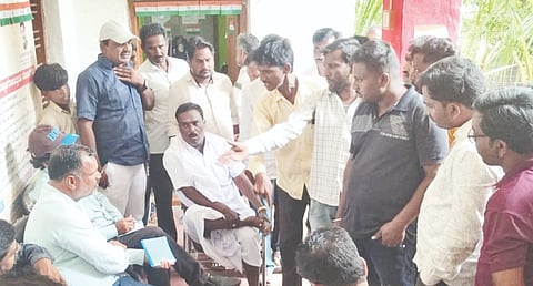 ಜಲಜೀವನ ಮಿಷನ್​ ಕಾಮಗಾರಿಯಲ್ಲಿ ಅಕ್ರಮ ಎಸಗಲಾಗಿದೆ ಎಂದು ಚಿಮ್ಮನಚೋಡ ಗ್ರಾಮಸ್ಥರು ಅಧಿಕಾರಿಗಳನ್ನು ತರಾಟೆಗೆ ತಗೆದುಕೊಂಡರು. ತಯ್ಯಾಬ್​ ಪಟೇಲ್​, ತಾಹೇರ್​, ಬಂಡಾರೆಡ್ಡಿ, ಜಗನ್ನಾಥ ಚಲಕಪಳ್ಳಿ, ದಶರಥ ವಡ್ಡಪಳ್ಳಿ ಇತರರಿದ್ದರು.
