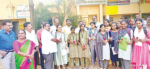 ಎಸ್‌ಎಸ್‌ಎಲ್‌ಸಿ ಪರೀಕ್ಷೆ ಆರಂಭವಾದ ಹಿನ್ನೆಲೆಯಲ್ಲಿ ಶಾಸಕ ಸಿ.ಎನ್. ಬಾಲಕೃಷ್ಣ ಪರೀಕ್ಷಾ ಕೇಂದ್ರಕ್ಕೆ ತೆರಳಿ ವಿದ್ಯಾರ್ಥಿಗಳಿಗೆ ಗುಲಾಬಿ ಹೂ ನೀಡಿ ಶುಭ ಹಾರೈಸಿದರು.
