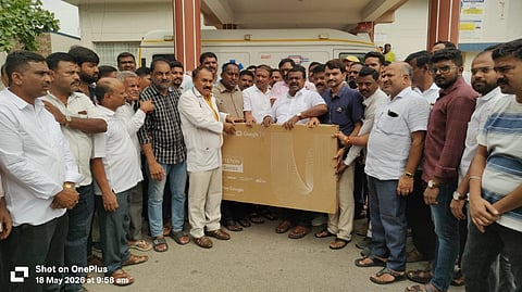 ಮಾಜಿ ಪ್ರಾಧಾನಿ  ಎಚ್.ಡಿ.ದೇವೆಗೌಡ ಅವರ 94ನೇ ಹುಟ್ಟುಹಬ್ಬ ಅಂಗವಾಗಿ ಶಾಸಕ ಸಿ.ಎನ್.ಬಾಲಕೃಷ್ಣ ಹಾಗೂ ಶ್ರವಣಬೆಳ ವಿಧಾನಸಭಾ ಕ್ಷೇತ್ರದ ಜೆಡಿಎಸ್ ಕಾರ್ಯಕರ್ತರು ಸೋಮವಾರದಂದು  ಸರ್ಕಾರಿ ಸಾರ್ವಜನಿಕ ಆಸ್ಪತ್ರೆಯ ಡಯಾಲಿಸಿಸ್ ಕೇಂದ್ರಕ್ಕೆ ರೋಗಿಗಳ ಮನರಂಜನೆಗಾಗಿ ಟಿವಿಯನ್ನು ಕೊಡುಗೆಯಾಗಿ ನೀಡಿದರು. ಡಾ.ಯುವರಾಜ್, ಸಿ.ಎನ್. ಪುಟ್ಟಸ್ವಾಮಿಗೌಡ ಅನಿಲ್ ಮರಗೂರು, ಅಪ್ಸರ್, ರಮೇಶ್ ಕುಂಬರಳ್ಳಿ ಸೇರಿದಂತೆ ಇತರರು ಉಪಸ್ಥಿತರಿದ್ದರು 