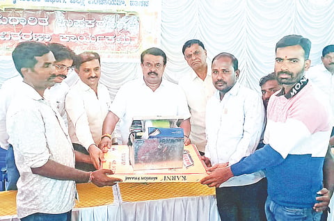ಚನ್ನರಾಯಪಟ್ಟಣದ ತಾಲೂಕು ಪಂಚಾಯಿತಿ ಆವರಣದಲ್ಲಿ ಜಿಲ್ಲಾ ಔದ್ಯೋಗಿಕ ಕೇಂದ್ರದ ಯೋಜನೆಯಡಿ  ವೃತ್ತಿಪರ ಕುಶಲಕರ್ಮಿಗಳಿಗೆ ಯಂತ್ರೋಪಕರಣಗಳನ್ನು  ಶಾಸಕ ಸಿ.ಎನ್.ಬಾಲಕೃಷ್ಣ ವಿತರಿಸಿದರು. ಸಿ.ಎಂ.ಮಹೇಶ್ ಕುಮಾರ್, ಆನಂದ್, ಜಿ.ಆರ್.ಹರೀಶ್, ವಳಗೆರಹಳ್ಳಿ ಮಂಜುನಾಥ್ ಇದ್ದರು.