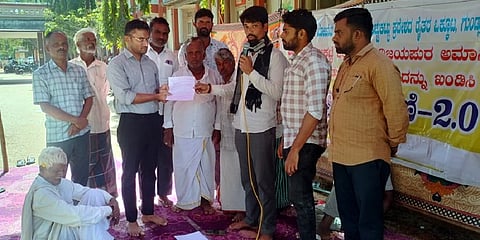 ಗುಂಡ್ಲುಪೇಟೆ ತಾಲೂಕಿನ ಕೆರೆಗಳಿಗೆ ನೀರು ಹರಿಸುವಂತೆ ಒತ್ತಾಯಿಸಿ ತಹಸೀಲ್ದಾರ್ ಎಂ.ಎಸ್.ತನ್ಮಯಿ ಅವರಿಗೆ ರೈತ ಮುಖಂಡರು ಮನವಿ ಪತ್ರ ಸಲ್ಲಿಸಿದರು. ರೈತ ಮುಖಂಡ ಎಸ್.ಎಂ.ನಾಗಾರ್ಜುನಕುಮಾರ್ ಇತರರು ಇದ್ದರು.