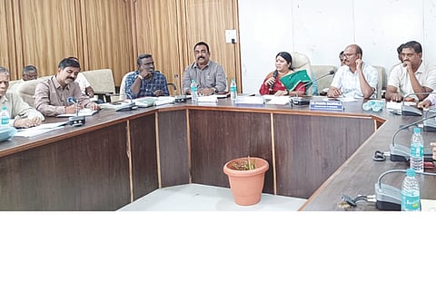 ದೇವದುರ್ಗ ತಾಪಂ ಸಭಾಂಗಣದಲ್ಲಿ ಕುಡಿವ ನೀರಿನ ಯೋಜನೆ ಪ್ರಗತಿ ಪರಿಶೀಲನೆ ಸಭೆಯಲ್ಲಿ ಶಾಸಕಿ ಕರೆಮ್ಮ ಜಿ.ನಾಯಕ ಮಾತನಾಡಿದರು. ಜಿಲ್ಲಾ ಯೋಜನಾ ನಿರ್ದೇಶಕ ಶರಣಬಸವರಾಜ ಕೆಸರಟ್ಟಿ, ತಹಸೀಲ್ದಾರ್ ನಾಗಮ್ಮ ಕಟ್ಟಿಮನಿ, ಅರಕೇರಾ ತಹಸೀಲ್ದಾರ್ ಅಮರೇಶ ಬಿರಾದಾರ್, ತಾಪಂ ಇಒ ಬಸವರಾಜ ಹಟ್ಟಿ, ಅರಕೇರಾ ತಾಪಂ ಇಒ ಅಣ್ಣರಾವ್ ನಾಯಕ ಇತರರಿದ್ದರು.