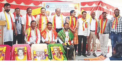 ದೇವದುರ್ಗದ ಬಾಲಕಿಯರ ಸರ್ಕಾರಿ ಪದವಿಪೂರ್ವ ಕಾಲೇಜಿನಲ್ಲಿ ಆಯೋಜಿಸಿದ್ದ ದತ್ತಿನಿಧಿ ಕಾರ್ಯಕ್ರಮದಲ್ಲಿ ಸಾಹಿತಿ ಶಂಕರರಾವ್ ಉಭಾಳೆ, ಮುಖ್ಯಶಿಕ್ಷಕ ಮೃತ್ಯುಂಜಯ ಅವರನ್ನು ಸನ್ಮಾನಿಸಲಾಯಿತು. ಕಸಾಪ ಜಿಲ್ಲಾಧ್ಯಕ್ಷ ರಂಗಣ್ಣ ಪಾಟೀಲ್ ಅಳ್ಳುಂಡಿ, ಉಪನ್ಯಾಸಕ ಸಿದ್ದಪ್ಪ ಕಂಬಳಿ, ತಾಲೂಕು ಅಧ್ಯಕ್ಷ ಎಚ್.ಶಿವರಾಜ, ಸರ್ಕಾರಿ ನೌಕರರ ಸಂಘದ ತಾಲೂಕು ಅಧ್ಯಕ್ಷ ಹನುಮಂತ್ರಾಯ ಶಾಖೆ ಇತರರಿದ್ದರು.