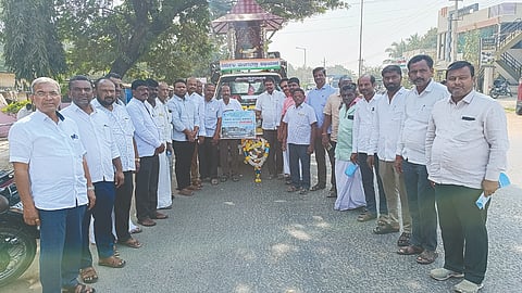 ಕಾರಟಗಿಯಲ್ಲಿ ನಿರ್ಮಲ ತುಂಗಭದ್ರಾ ಅಭಿಯಾನದ ಜನಜಾಗೃತಿ ರಥಯಾತ್ರೆಯನ್ನು ಗುರುವಾರ ಸ್ವಾಗತಿಸಲಾಯಿತು. ಪ್ರಮುಖರಾದ ಎಚ್.ಈಶಪ್ಪ, ಮೌನೇಶ ದಢೇಸುಗೂರು, ಪ್ರಭುರಾಜ ಬೂದಿ ಇತರರಿದ್ದರು.