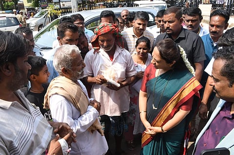 ರಾಜ್ಯ ಮಹಿಳಾ ಆಯೋಗದ ಅಧ್ಯೆ ಡಾ. ನಾಗಲಕ್ಷ್ಮೀ ಚೌಧರಿ ಧಾರವಾಡ ಜಿಲ್ಲಾ ಆಸ್ಪತ್ರೆಗೆ ಭೇಟಿ ನೀಡಿದ್ದರು.