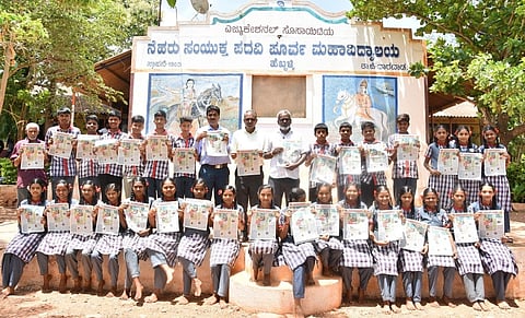 ಧಾರವಾಡ ತಾಲೂಕಿನ ಹೆಬ್ಬಳ್ಳಿ ಗ್ರಾಮದ ಎಜುಕೇಶನಲ್​ ಸೊಸೈಟಿಯ ನೆಹರು ಸಂಯುಕ್ತ ಪದವಿ ಪೂರ್ವ ಮಹಾವಿದ್ಯಾಲಯದಲ್ಲಿ ಸಮಾಜ ಸೇವಕ ಮಂಜುನಾಥ ಮಕ್ಕಳಗೇರಿ ಗುರುವಾರ ವಿಜಯವಾಣಿ ವಿದ್ಯಾರ್ಥಿ- ಉದ್ಯೋಗ ಮಿತ್ರ ಸಂಚಿಕೆ ಬಿಡುಗಡೆ ಮಾಡಿದರು.
