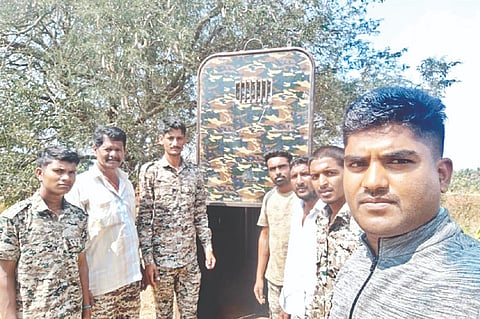 ಗುಂಡ್ಲುಪೇಟೆ ತಾಲೂಕಿನ ಮಲ್ಲಮ್ಮನಹುಂಡಿ ಸಮೀಪದಲ್ಲಿ ಅರಣ್ಯ ಸಿಬ್ಬಂದಿ ಹುಲಿ ಸೆರೆಗೆ ಬೋನು ಅಳವಡಿಸಿರುವುದು.