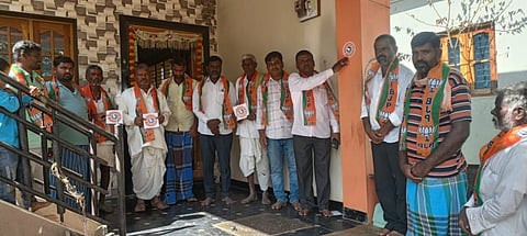 indigenousಗಜೇಂದ್ರಗಡ ತಾಲೂಕಿನ ಜಿಗೇರಿ ಗ್ರಾಮದಲ್ಲಿ ಸ್ವದೇಶಿ ವಸ್ತುಗಳ ಬಳಕೆ ಜಾಗೃತಿ ಕುರಿತು ಮನೆಮನೆಗೆ ಸ್ಟಿಕರ್ ಅಂಟಿಸುವ ಕಾರ್ಯಕ್ರಮಕ್ಕೆ ಬಿಜೆಪಿ ರೋಣ ಮಂಡಲ ಅಧ್ಯಕ್ಷ ಉಮೇಶ ಮಲ್ಲಾಪೂರ ಚಾಲನೆ ನೀಡಿದರು. 