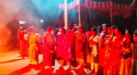 ಮಾರ್ಟಳ್ಳಿಯಲ್ಲಿ ಮರುಧ ಸಂಬಂಧಿಕರು ಟೈರ್‌ಗೆ ಬೆಂಕಿ ಹಚ್ಚಿ ಪ್ರತಿಭಟನೆ ನಡೆಸಿದರು.