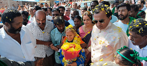  ರಾಮಾಪುರಕ್ಕೆ ಆಗಮಿಸಿದ ಸೌಮ್ಯಾಳಿಗೆ ಹೂವಿನ ಸುರಿಮಳೆಗೈಯ್ಯುವುದರ ಮೂಲಕ ಗ್ರಾಮಸ್ಥರು ಆತ್ಮೀಯವಾಗಿ ಬರಮಾಡಿಕೊಂಡರು.