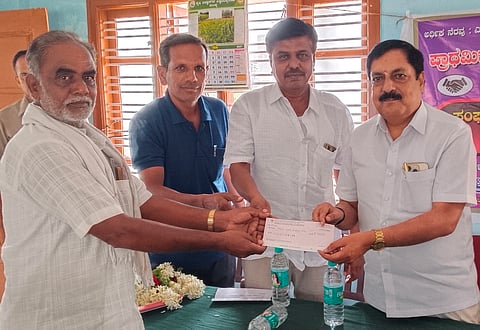 ಅಜ್ಜೀಪುರ ಪ್ರಾಥಮಿಕ ಕೃಷಿ ಪತ್ತಿನ ಸಹಕಾರ ಸಂಘದ ನೂತನ ಸದಸ್ಯರಿಗೆ ಮಾಜಿ ಶಾಸಕ ಆರ್.ನರೇಂದ್ರ ಕೆಸಿಸಿ ಬೆಳೆ ಸಾಲದ ಚೆಕ್ ವಿತರಿಸಿದರು. ನಾಗರಾಜು, ಶ್ರೀನಿವಾಸ್, ಶಾಕೀರ್‌ಪಾಷ, ಮಹದೇವ ಇತರರಿದ್ದರು. 