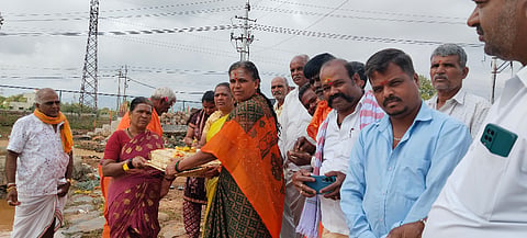  ಹನೂರಿನ ಆರ್.ಎಸ್ ದೊಡ್ಡಿ ಕೆರೆ ಭರ್ತಿಯಾದ ಹಿನ್ನಲೆ ಗ್ರಾಮಸ್ಥರು ಭಾಗಿನ ಅರ್ಪಿಸಿದರು. ಪ್ರಭುಸ್ವಾಮಿ, ಶಿವಲಿಂಗಪ್ಪ, ನಂಜುಂಡಪ್ಪ, ಭಾಗ್ಯಮ್ಮ ಇತರರಿದ್ದರು.