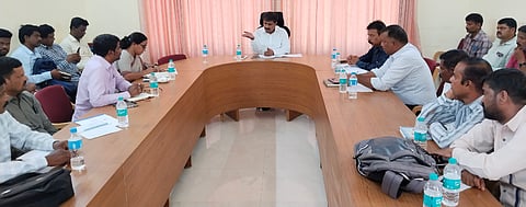  ಕುಡಿಯುವ ನೀರಿನ ಸಂಬಂಧ ಹನೂರಿನಲ್ಲಿ ಶಾಸಕ ಎಂ.ಆರ್ ಮಂಜುನಾಥ್ ಅಧ್ಯಕ್ಷತೆಯಲ್ಲಿ ಟಾಸ್ಕ್‌ಪೋರ್ಸ್ ಸಮಿತಿ ಸಭೆ ಆಯೋಜಿಸಲಾಗಿತ್ತು. ಕೆ.ಎನ್ ಚೈತ್ರಾ, ಉಮೇಶ್, ಸುಧನ್ವನಾಗ್ ಇತರಿದ್ದರು. 