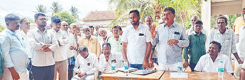 ಹಲಗಾಪುರದಲ್ಲಿ ಹಾಲು ಉತ್ಪಾದಕರ ಸಹಕಾರ ಸಂಘ ರಚಿಸುವ ಸಂಬಂಧ ನಡೆದ ಗ್ರಾಮಸಭೆಯಲ್ಲಿ ಚಾಮುಲ್ ನಿರ್ದೇಶಕ ಉದ್ದನೂರು ಪ್ರಸಾದ್ ಮಾತನಾಡಿದರು. ವೆಂಕಟೇಶ್, ಸುರೇಶ್, ರಾಜಶೇಖರ್, ಮಹದೇವಪ್ರಭು ಇತರರಿದ್ದರು. 