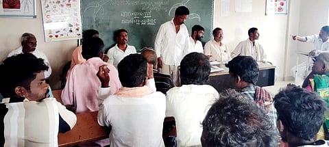 ಶ್ರೀಮಲೆ ಮಹದೇಶ್ವರ ಬೆಟ್ಟದಲ್ಲಿ ಕುಂದು ಕೊರತೆ ಸಂಬಂಧ ಸೋಲಿಗ ಮುಖಂಡರ ಸಭೆ ನಡೆಯಿತು. ಮುತ್ತಯ್ಯ, ದೊಡ್ಡಸಿದ್ದಯ್ಯ, ಗಿರಿಯ, ಮಹದೇವಸ್ವಾಮಿ ಮತ್ತಿತರರಿದ್ದರು. 