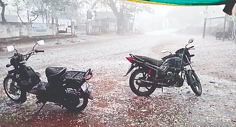 ಕೂಡಲೂರು ಗ್ರಾಮದಲ್ಲಿ ಬುಧವಾರ ಸಂಜೆ ಆಲಿಕಲ್ಲು ಮಳೆ ಸುರಿಯಿತು. 