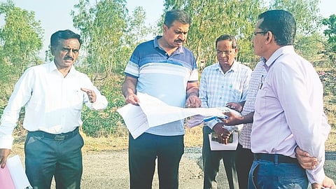 ಹುಬ್ಬೆಹುಣಸೆ ಕೆರೆಗೆ ನೀರು ತುಂಬಿಸುವ ಸಂಬಂಧ ಶಾಸಕ ಎಂ.ಆರ್ ಮಂಜುನಾಥ್ ಸ್ಥಳಕ್ಕೆ ತೆರಳಿ ಪರಿಶೀಲಿಸಿದರು. ರಘುಪತಿ, ಉಮೇಶ್, ರಾಮಕೃಷ್ಣ ಇತರರಿದ್ದರು. 