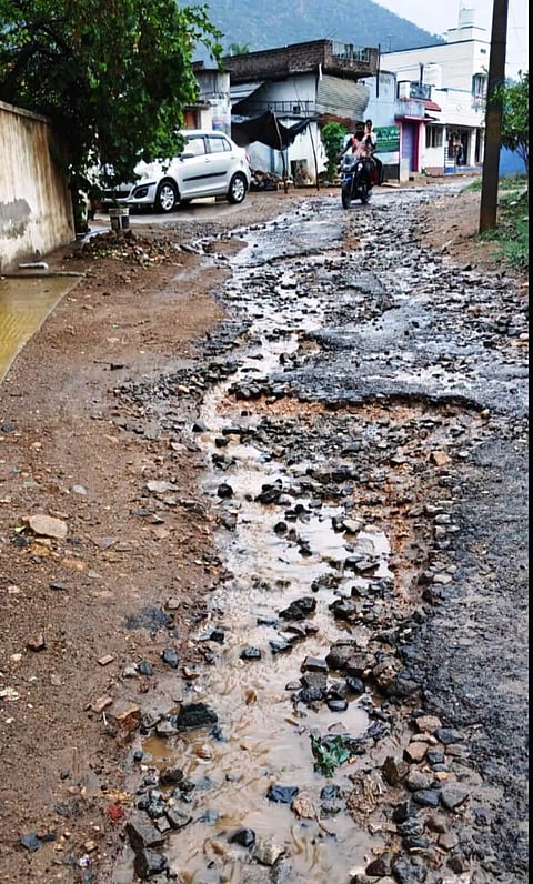 ಸೆಂಟ್ ಮೇರಿಸ್ ಪ್ರೌಢಶಾಲೆ ಹಾಗೂ ಪದವಿ ಪೂರ್ವ ಕಾಲೇಜಿಗೆ ಸಂಪರ್ಕ ಕಲ್ಪಿಸುವ ಮುಖ್ಯ ರಸ್ತೆ ದುಸ್ಥಿತಿ. 
