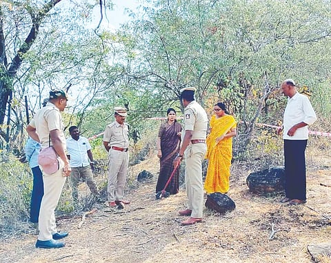  ತೊಮಿಯಾರ್ ಪಾಳ್ಯ ಸಮೀಪದ ಕಾವೇರಿ ವನ್ಯಜೀವಿ ಅರಣ್ಯ ಪ್ರದೇಶದಲ್ಲಿ ಶೂಟೌಟ್ ನಡೆದ ಸ್ಥಳಕ್ಕೆ ಜಿಲ್ಲಾಧಿಕಾರಿ ಶ್ರೀರೂಪಾ ಭೇಟಿ ನೀಡಿ ಪರಿಶೀಲಿಸಿದರು. ಶಶಿಧರ್, ಚೈತ್ರಾ, ಚಿಕ್ಕರಾಜಶೆಟ್ಟಿ ಇತರರಿದ್ದರು.